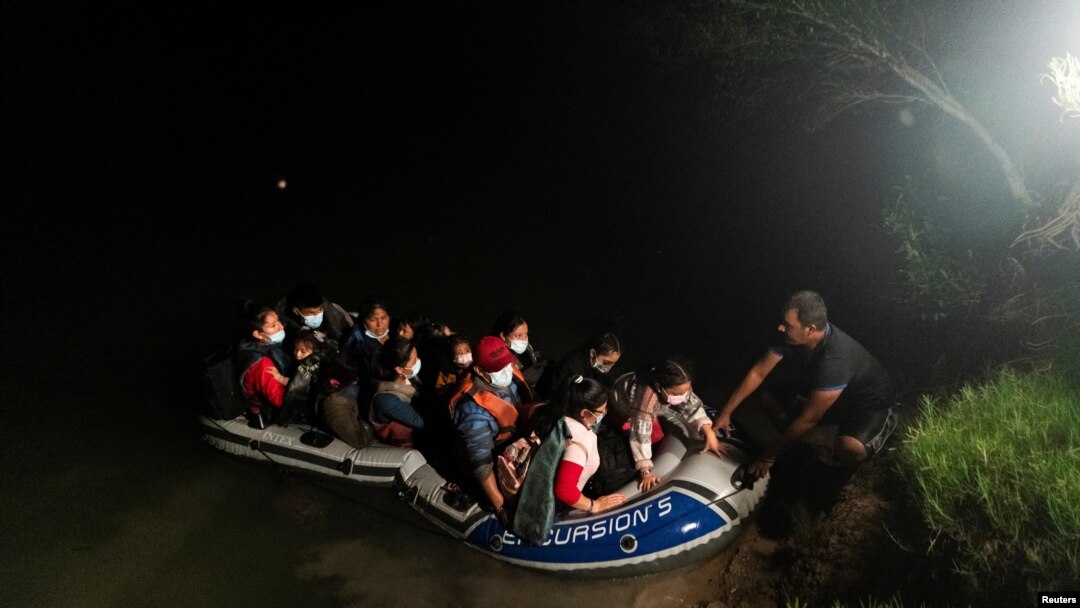 Una familia en busca de asilo en EE. UU. llega en una balsa inflable a la localidad de Roma, Texas, tras cruzar el Río Grande, el 10 de junio de 2021.
