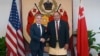 El secretario de Estado de EEUU, Antony Blinken, estrecha la mano del primer ministro de Tonga, Huakavemeiliku Siaosi Sovaleni, durante una visita a la isla del Pacífico el 26 de julio de 2023.