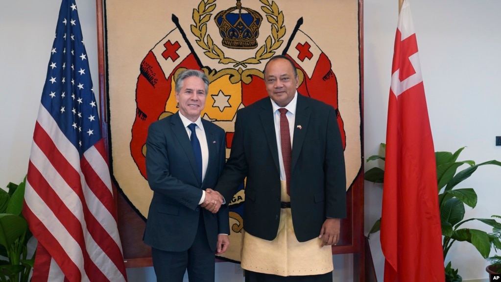 资料照：美国国务卿布林肯在访问太平洋岛国期间与汤加首相胡阿卡瓦梅利库（Hu’akavameiliku）握手。 （2023年7月26日）(photo:VOA)