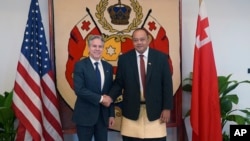 资料照：美国国务卿布林肯在访问太平洋岛国期间与汤加首相胡阿卡瓦梅利库（Hu’akavameiliku）握手。 （2023年7月26日）