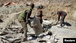 Miners work at the Tilwizembe, a former industrial copper-cobalt mine, outside of Kolwezi, the capital city of Lualaba Province in the south of the Democratic Republic of the Congo, June 11, 2016.