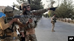 Бойцы афганского спецназа патрулируют улицу одного из афганских городов. (архивное фото)