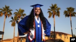ARHIVA - Abija Kan, učenica generacije u srednjoj školi u Lavinu, u Arizona (Foto: AP)