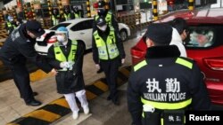 Vashandi vezvehutano pamwe nemapurisa muChina vachibatsira mukudzivirira kupararira kwechirwere che coronavirus.