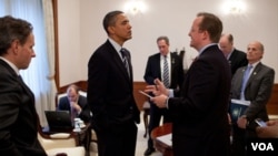 El secretario de prensa Robert Gibbs habla con el presidente Barack Obama antes de una conferencia de prensa en la Casa Azul de Seul, en Corea del Sur.