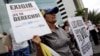 Una mujer sostiene pancartas durante un mitin para conmemorar el Día Mundial de la Libertad de Prensa en Caracas, Venezuela, Mayo 3, 2016.