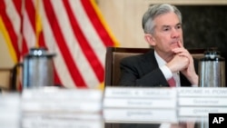 Gubernur Jerome Powell menghadiri pertemuan Dewan Gubernur di Gedung Dewan Bank Sentral, Marriner S. Eccles, di Washington, 30 November 2015 (foto: AP Photo/Andrew Harnik)