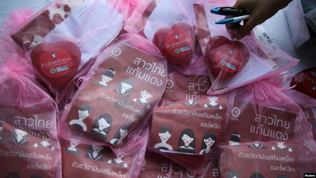 Vitamin untuk masa pra-kehamilan dalam sebuah perayaan Hari Valentine di Distrik Laksi, di Bangkok, 14 Februari 2018. 