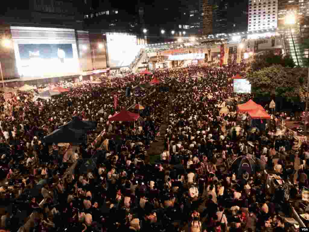 10月10日晚香港金鐘政府總部佔領中環集會，估計有數以萬計市民參與。（美國之音湯慧芸攝）