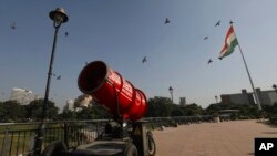 Burung merpati terlihat beterbangan di Central Park di New Delhi, India, di belakang senapan anti-asap, Senin, 5 Oktober 2020. 