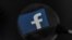 ARCHIVO- Logo de Facebook visto en un teléfono. 31-1-19. (Foto de LOIC VENANCE / AFP).