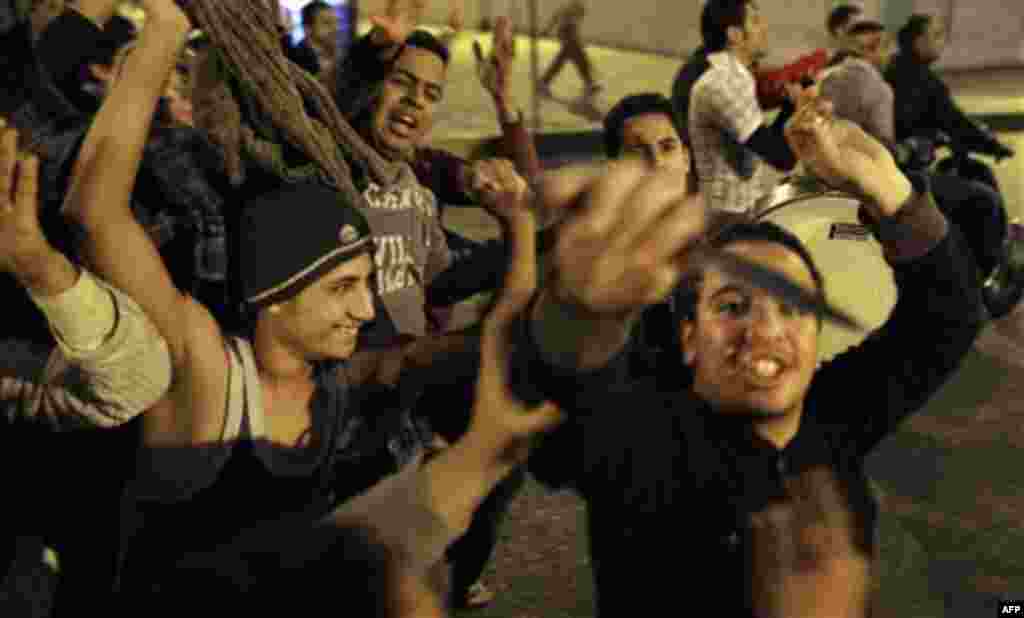 A group of pro-government supporters, one carrying a knife, right, take to the streets following Egyptian President Hosni Mubarak's speech, in the Imbaba neighborhood of Cairo, Egypt, Wednesday, Feb. 2, 2011. After Mubarak announced Tuesday he would not r