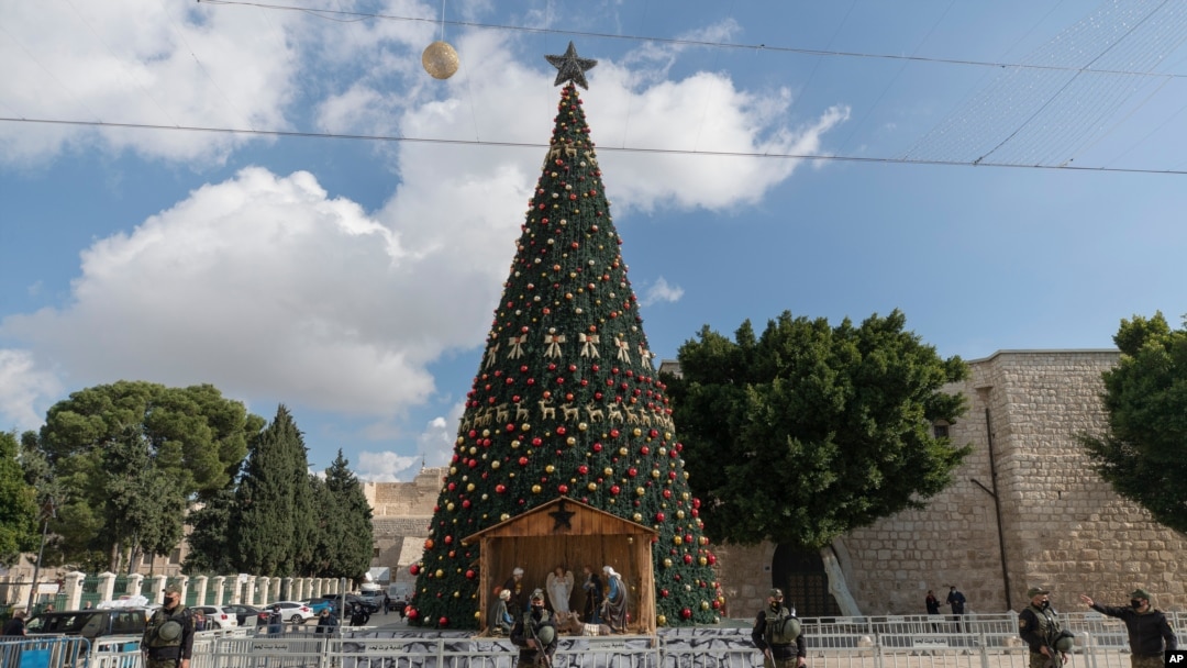 Satuan keamanan Nasional Palestina dikerahkan di Manger Square, bersebelahan dengan Gereja Kelahiran, yang secara tradisional diyakini oleh umat Kristen sebagai tempat kelahiran Yesus Kristus, menjelang Natal, di kota Betlehem, Tepi Barat, 23 Desember 2020. (Foto: AP)