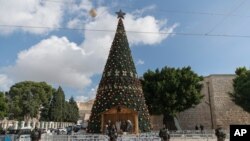 Satuan keamanan Nasional Palestina dikerahkan di Manger Square, bersebelahan dengan Gereja Kelahiran, yang secara tradisional diyakini oleh umat Kristen sebagai tempat kelahiran Yesus Kristus, menjelang Natal, di kota Betlehem, Tepi Barat, 23 Desember 2020. (Foto: AP)