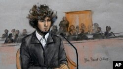(Croquis) Dans cette salle d'audience, Marathon de Boston attentat suspect Dzhokhar Tsarnaev est représenté assis devant un tribunal fédéral à Boston jeudi 18 décembre 2014.