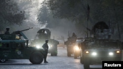 Pasukan keamanan Afghanistan meninggalkan lokasi insiden setelah serangan di Universitas Kabul, Afghanistan, 2 November 2020. (Foto: REUTERS/Omar Sobhani)