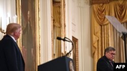 El presidente Donald Trump observa al secretario de Justicia, William Barr, durante el anuncio de la puesta en marcha de la Operación Legend, en la Casa Blanca.