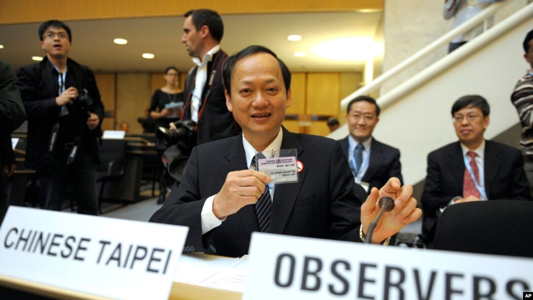 Menteri Kesehatan Taiwan Ching-Chuan Yeh memperlihatkan badge-nya (tanda pengenal) saat menghadiri Sidang Organisasi Kesehatan Dunia (WHO) di Jenewa, Swiss 18 Mei 2009.(Foto: dok).