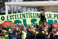 Partidarios del presidente Jair Bolsonaro protestan contra las cuarentenas y el distanciamiento socuial en Brasilia el 17 de mayo de 2020.