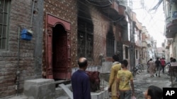 Rumah seorang warga Ahmadiyah di Gujranwala, Pakistan dibakar oleh massa yang marah (foto: ilustrasi). 