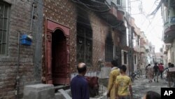 در ۲۸ ژوئیه ۲۰۱۴، جمعیتی خشمگین از مسلمانان خانه متعلق به یک خانواده فرقه احمدی را در گوجرانوالا، در پاکستان، آتش زدند. 