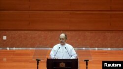 ၂၀၁၆ ငြိမ်းချမ်းရေးဆွေးနွေးပွဲတခုတွင် မိန့်ခွန်းပြောနေသည့် သမ္မတဟောင်း ဦးသိန်းစိန်။ ၁၂ ဇန်နဝါရီ ၂၀၁၆။