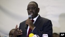 Photo d'archives: Le président élu sénégalais Macky Sall s'adressant à la presse après que le président Wade eut concédé la défaite (AP) 