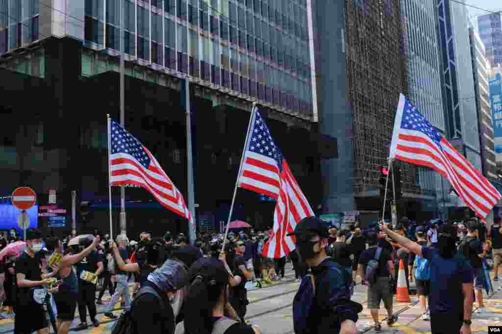 每次香港游行都会出现美国国旗 。(2019年10月1日)