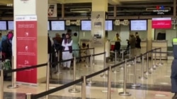 Աֆղանստանցի մի խումբ մարզիկներ նստում են Դոհա ուղևորվող Qatar Airways ավիաընկերության ինքնաթիռը