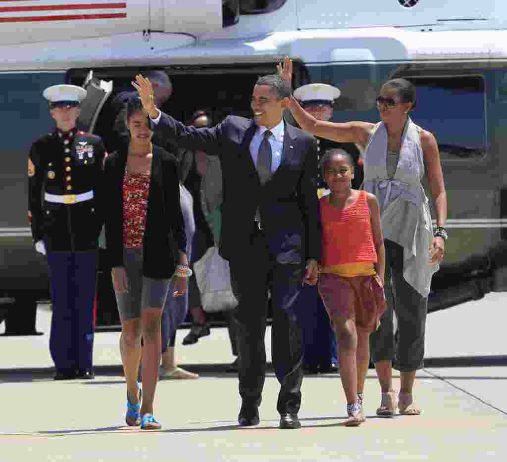 El presidente Barack Obama, la primera dama Michelle Obama y sus hijas Malia y Sasha, en San Salvador, El Salvador, March 23, 2011.