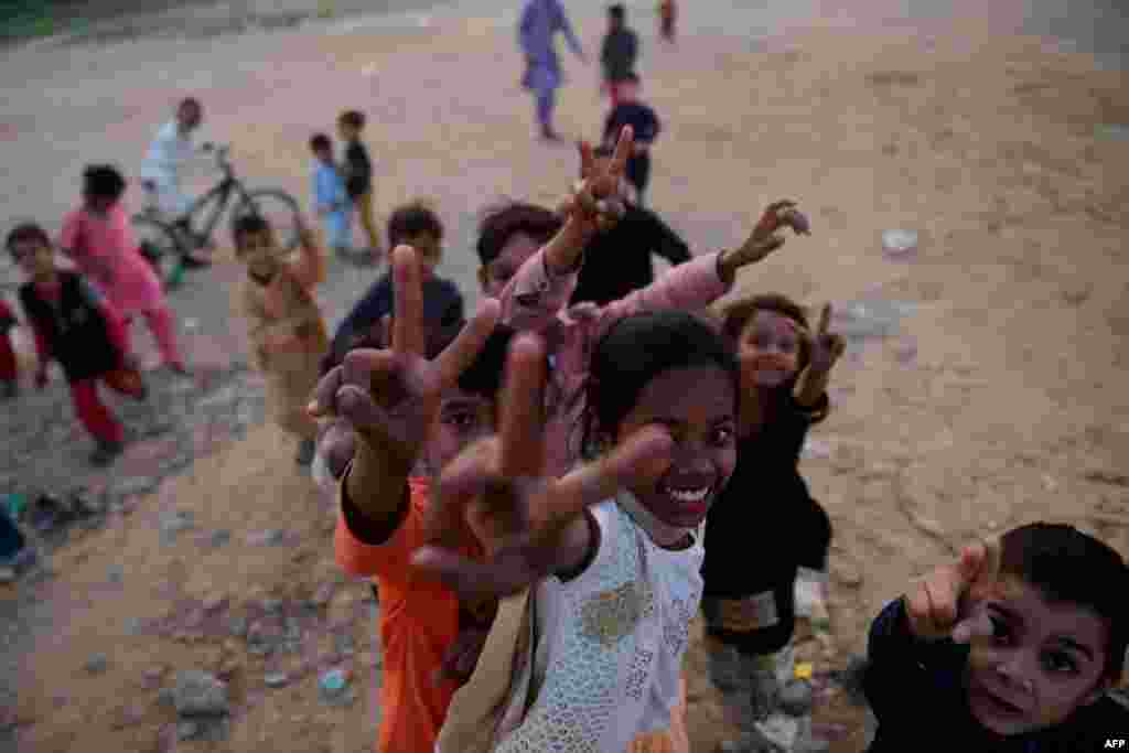 유엔(UN)이 지정한 세계 어린이 날에 파키스탄 어린이들이 카라치 들판에서 놀고 있다. 