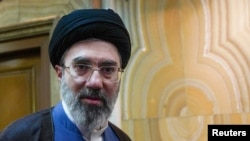 资料图片：穆杰塔巴·哈梅内伊2024年10月13日在德黑兰出席一场会议。他的父亲阿亚图拉·阿里·哈梅内伊2月28日在美国和以色列对伊朗政权展开的军事打击行动的首波攻击中被打死。