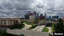 Jalan bebas hambatan dan pusat kota Los Angeles sehari setelah California mengeluarkan imbauan tinggal di rumah karena virus corona, 20 Maret 2020. (Foto: Reuters/Lucy Nicholson)