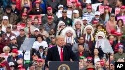 Le président Donald Trump prend la parole lors d'un rassemblement de campagne à l'aéroport international Bozeman Yellowstone de Belgrade, le 3 novembre 2018.