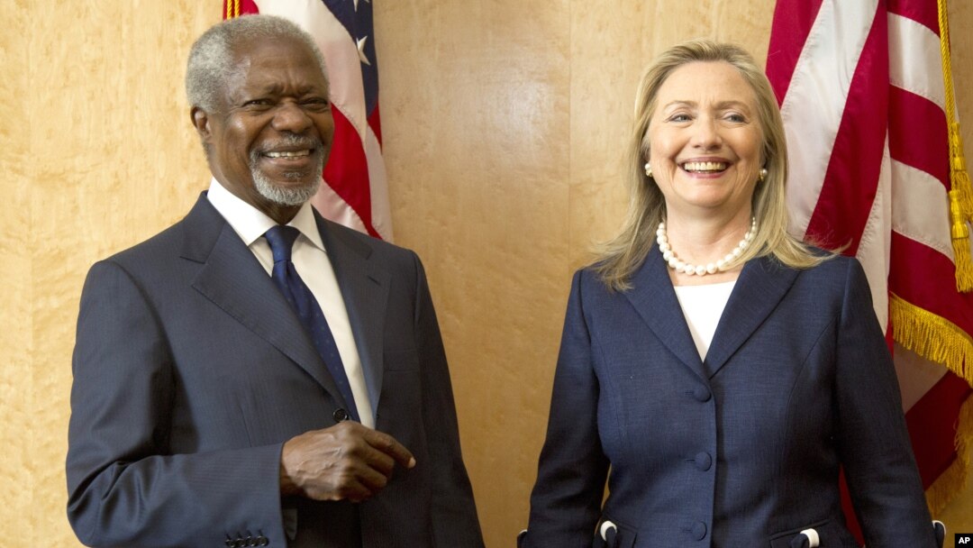 La secretaria de Estado, Hillary Clinton y el enviado especial de Naciones Unidas, Kofi Anan, sonrien luego del acuerdo de las grandes potencias para implementar un nuevo plan de transición para Siria.