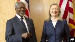 La secretaria de Estado, Hillary Clinton y el enviado especial de Naciones Unidas, Kofi Anan, sonrien luego del acuerdo de las grandes potencias para implementar un nuevo plan de transición para Siria.