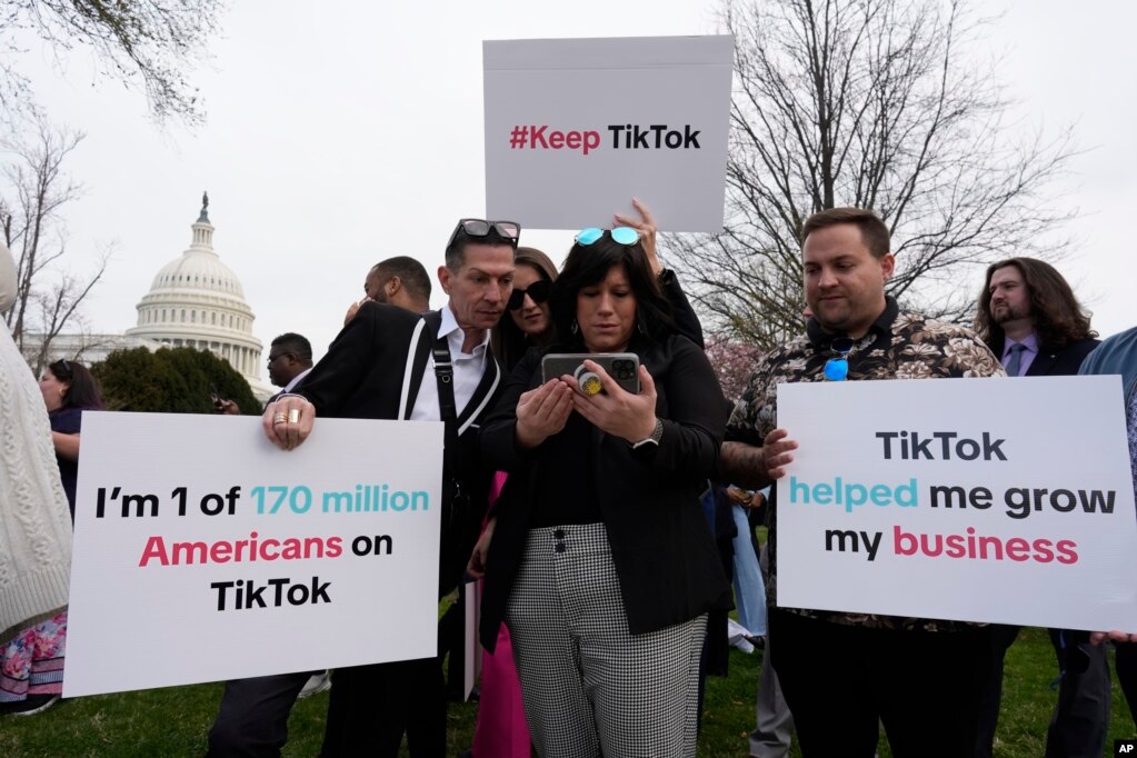 2024年3月13日，在美国众议院通过了有关TikTok的法案后，TikTok的粉丝在国会山前集会。（美联社）(photo:VOA)