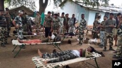 Foto yang diambil pada hari Sabtu, 11 April 2015 menunjukkan polisi India yang terluka dalam sebuah serangan oleh pemberontak Maoist di distrik Sukma, 385 kilometer Raipur selatan, India.