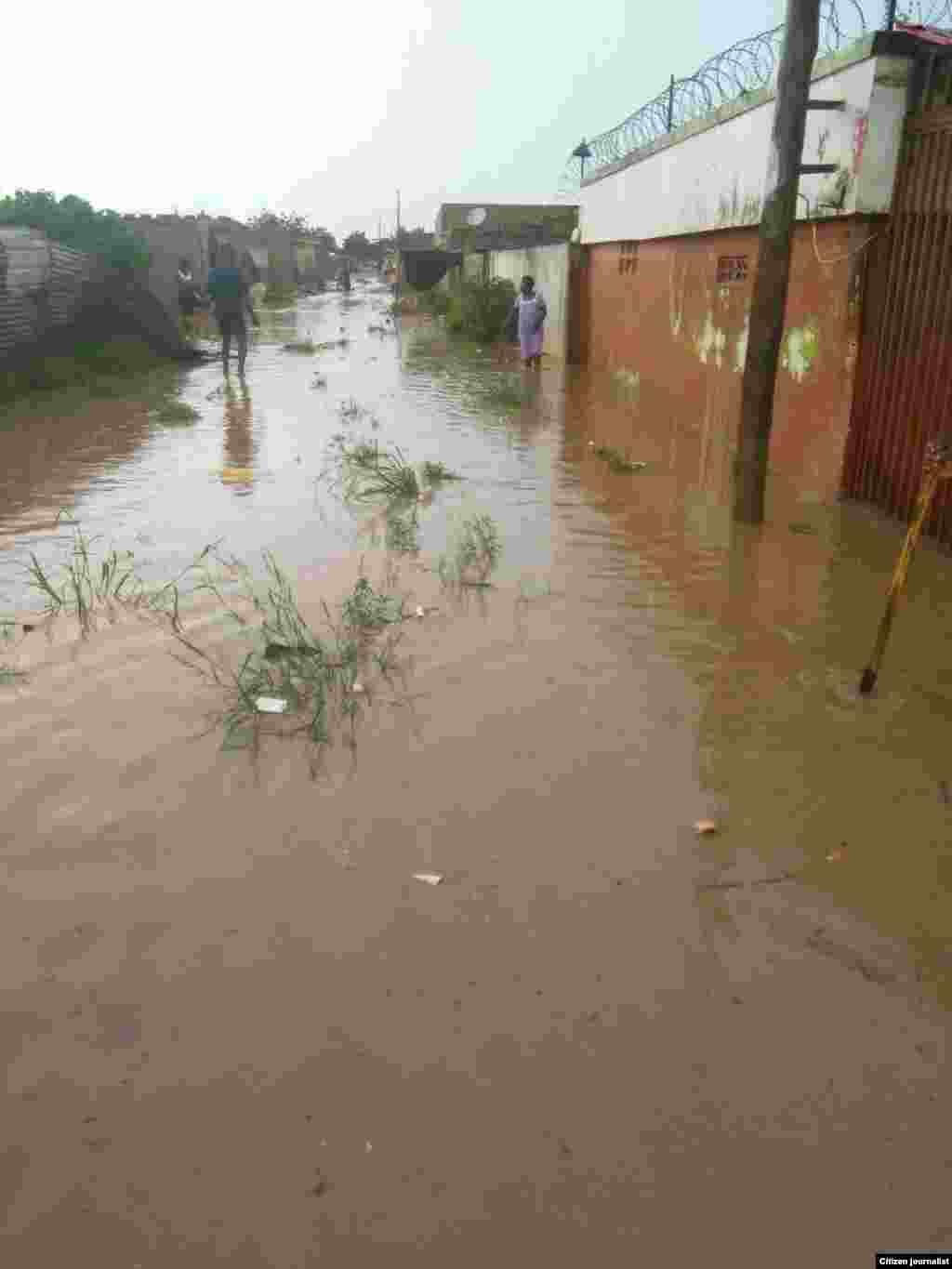 Bairro Aníbal Rocha, Calemba 2, inundado depois das chuvas de 18 de Abril. Distrito Kilamba Kiaxi, Luanda. Angola. 