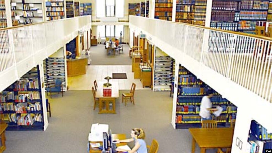 Sebuah perpustakaan di Amerika. Penyerahan pengelolaan perpustakaan ke pihak swasta penting untuk memangkas berbagai biaya operasional yang tidak perlu.