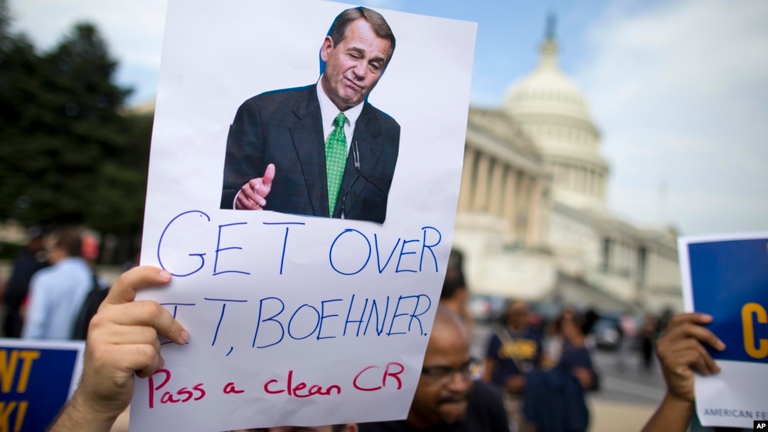 Người biểu tình kêu gọi Chủ tịch Hạ viện John Boehner thông qua dự luật chi tiêu trước Trụ sở Quốc Hội ở Washington.