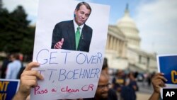 Người biểu tình kêu gọi Chủ tịch Hạ viện John Boehner thông qua dự luật chi tiêu trước Trụ sở Quốc Hội ở Washington.