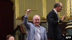 El político opositor venezolano Antonio Ledezma (C) celebra con su esposa Mitzy Capriles después de que los diputados españoles votaron a favor del reconocimiento por parte del Estado español de Edmundo González Urrutia como ganador de las elecciones venezolanas