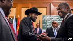 Poignée de mains entre Riek Machar, ancien vice-président du Soudan du Sud, à gauche, et le président sud-soudanais Salva Kiir à Addis Abeba, Ethiopie, 21 juin 2018.