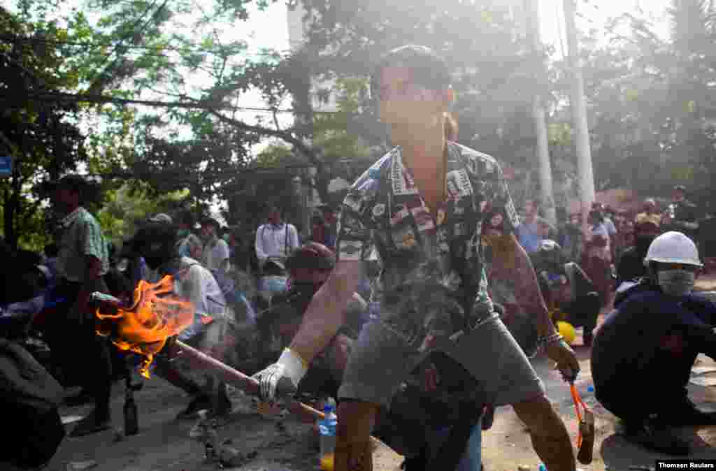 미얀마 최대 도시 양곤 시민들이 28일, 군부의 유혈 진압에 저항하고 있다. 