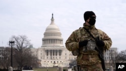  Miembros de la guardia nacional patrullan el área fuera del Capitolio de los Estados Unidos durante el juicio político del ex presidente Donald Trump en el Capitolio en Washington, el miércoles 10 de febrero de 2021. (Foto AP / José Luis Magana)