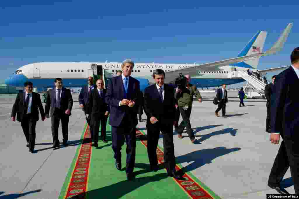 Ashgabat xalqaro aeroportida Turkmaniston Tashqi ishlar vaziri Rashid Meredov bilan