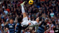 Real Madrid's Cristiano Ronaldotti dorgommii La Liga bara 2014 irratti Real Madriditti goolii galchuuf akkana fillinqoo itti bu'a, Ammajii, 25, 2014.