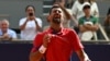 El serbio Novak Djokovic celebra al derrotar al español Carlos Alcaraz en la final de sencillos del tenis masculino en los Olímpicos, en París, el 4 de agosto de 2024.