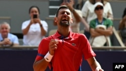 El serbio Novak Djokovic celebra al derrotar al español Carlos Alcaraz en la final de sencillos del tenis masculino en los Olímpicos, en París, el 4 de agosto de 2024.